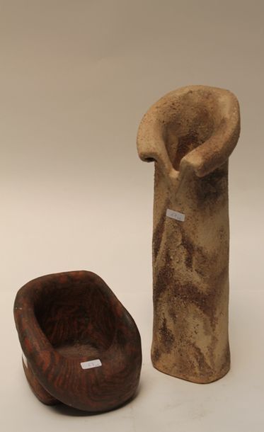 null CANNEEL Anne (1950-2017), un pot brun et un vase, 2007 et 2011, grès, signés...