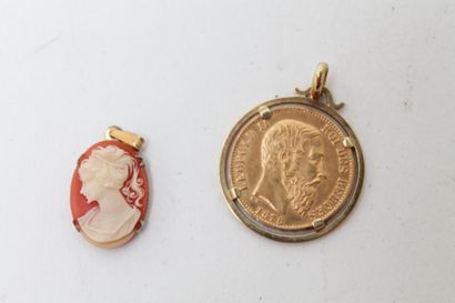 null Lot de quatre bijoux (deux pendentifs dont une pièce de 20 francs belges [1878],...