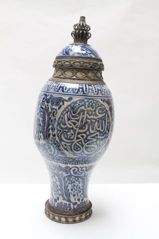 MAROC - FÈS Importante jarre couverte, décor dans le goût d'Iznik en camaïeu bleu...