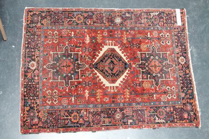 PERSE Tapis ancien de style Nahavand à motifs stylisés polychromes sur champ garance,...