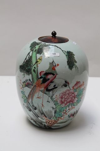 CHINE Pot à thé, décor de fleurs et d'oiseaux en émaux polychromes, calligraphie...