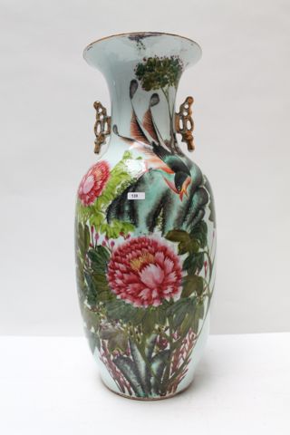 CHINE Grand vase ansé, décor de fleurs et d'oiseaux en émaux polychromes rehaussés...