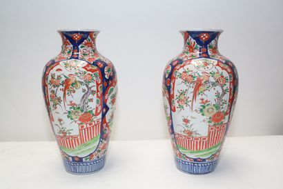 CHINE Paire de vases à décor Imari, dynastie Qing / fin XIXe, porcelaine, h. 45 ...