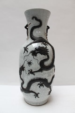 CHINE - Nankin Grand vase orné en relief de dragons à quatre griffes et d'une grue...