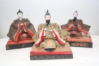 JAPON Trois poupées hina, XXe, bois et tissus, etiquette et marque au tampon, h....