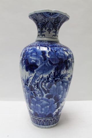 CHINE Grand vase nervuré, décor bleu et blanc de fleurs et d'oiseaux, République...