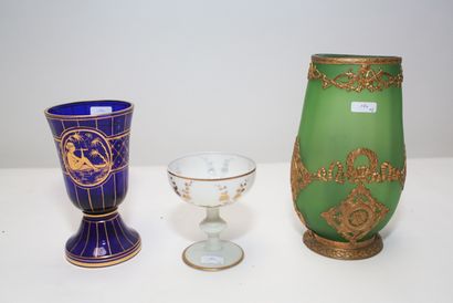 null Deux vases dont un à monture Empire en métal doré, XXe, verre, h. 22 cm et 17...