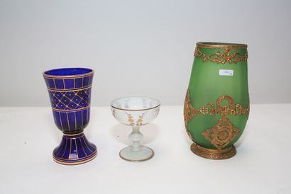 null Deux vases dont un à monture Empire en métal doré, XXe, verre, h. 22 cm et 17...