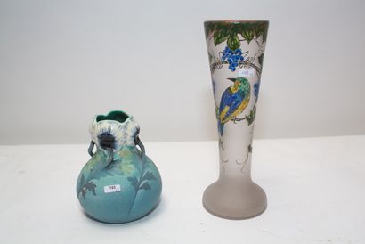 null Deux vases, XXe :

- soliflore en verre multicouche au décor à l'oiseau bleu,...