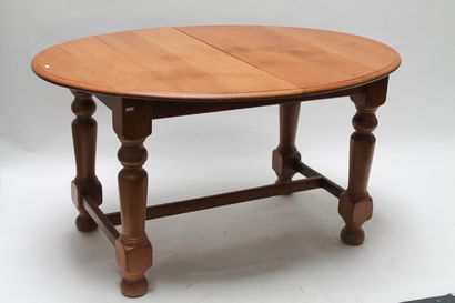 null Deux meubles rustiques, XXe, chêne clair [usures d'usage] :

- table ovale à...
