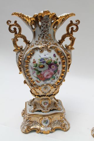 null Paire de vases en cornet aux rameaux fleuris, décor polychrome réhaussé d'or,...