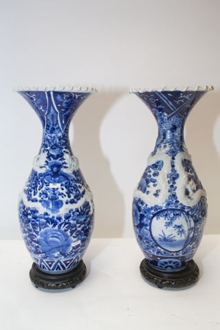 JAPON Paire de vases à long col en corolle, décor de dragons affrontés en relief...