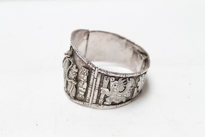null Bracelet rigide ouvrant à motifs mayas en argent, poinçon [900], d. 6 cm, 66...