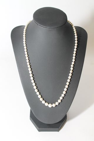 null Collier de perles fines en chute, beau fermoir serti de diamants, l. 50 cm.