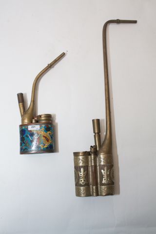 EXTRÊME-ORIENT Deux pipes à eau dont une à décor d'émaux cloisonnés polychromes,...