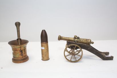 null Un canon miniature, un mortier et une munition allemande (1904).