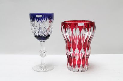 VAL-SAINT-LAMBERT [attribué à] Vase et coupe en calice, XXe, cristal taillé, h. 22,5...