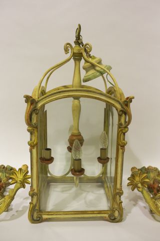null Lanterne de vestibule de style Louis XV à quatre lumières et paire d'appliques...