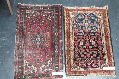 PERSE Trois petits tapis à motifs stylisés polychromes, 154x108 cm, 124x72 cm et...