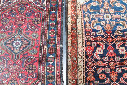 PERSE Trois petits tapis à motifs stylisés polychromes, 154x108 cm, 124x72 cm et...