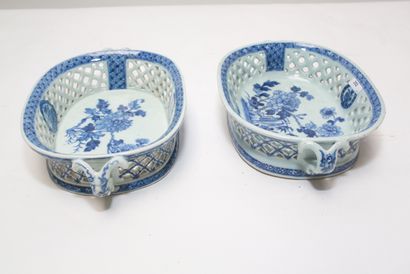 CHINE Paire de corbeilles ovales aux décors de pivoines en bleu et blanc dans le...