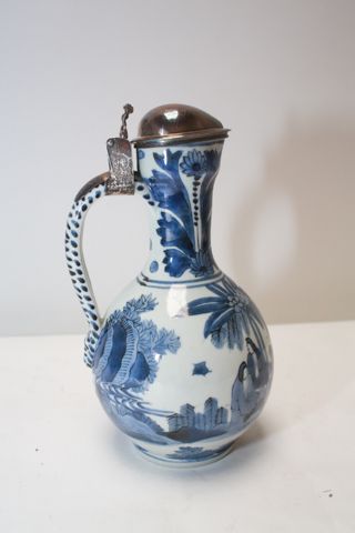CHINE Pichet en porcelaine à décor bleu et blanc, monture avec traces de poinçons,...