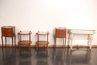 null Cinq meubles, XXe, bois [altérations et bris] :

- paire de tables de chevet...