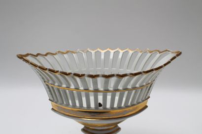 BRUXELLES Coupe ajourée, décor blanc et or, XIXe, porcelaine, h. 34 cm [usures à...