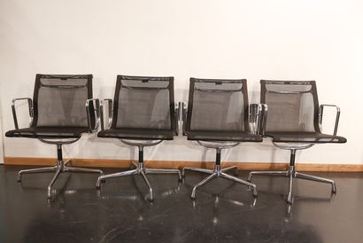 VITRA Quatre chaises de bureau, XX-XXIe, marquées et numérotées [838-138], 83x57x52...