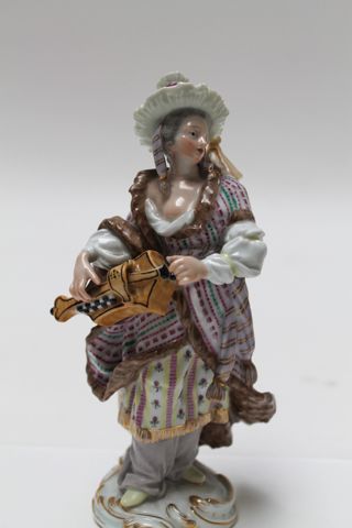 MEISSEN "Musiciens", XVIII-XIXe, paire de sujets en porcelaine émaillée, numérotés...