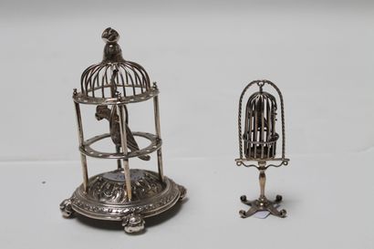 null Deux cages à oiseaux miniatures en métal argenté, h. 12 cm et h. 7 cm.