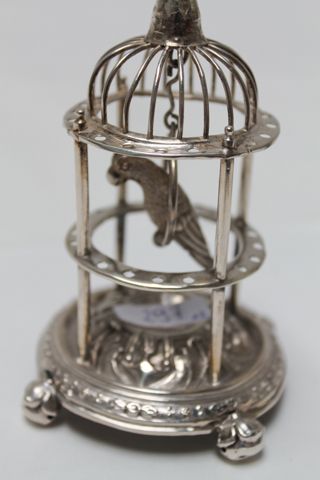 null Deux cages à oiseaux miniatures en métal argenté, h. 12 cm et h. 7 cm.
