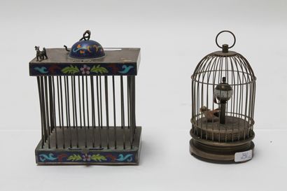 null Deux cages à oiseaux miniatures :

- cage rectangulaire en fer décoré d'émaux...