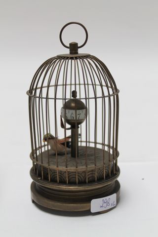 null Deux cages à oiseaux miniatures :

- cage rectangulaire en fer décoré d'émaux...