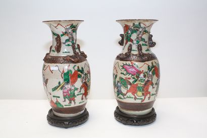 CHINE - Nankin Paire de vases à décor d'émaux polychromes sur couverte craquelée,...