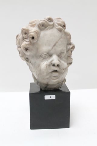 null Tête de putto Baroque, travail ancien, marbre sculpté sur socle, h. 27 cm [accidents...