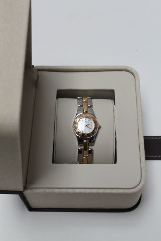 BAUME & MERCIER- GENÈVE Montre de dame en or et acier, modèle Quartz Linea 65304...