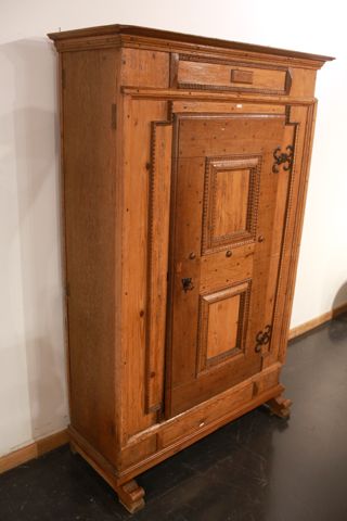 null Armoire basse ouvrant par un vantail, travail régional partiellement ancien,...