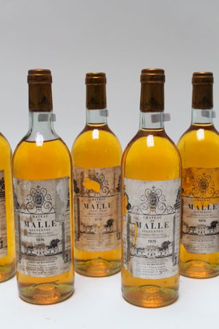 null VARIA, vin blanc, quatorze bouteilles:

- BORDEAUX (SAUTERNES), Château Clos...