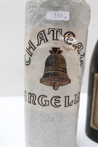 null Lot de trois bouteilles de vin rouge:
- BORDEAUX (PESSAC-LÉOGNAN), Château Haut-Brion,...