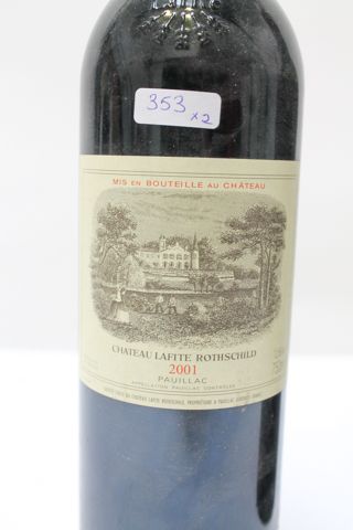 BORDEAUX (PAUILLAC) Rouge, deux bouteilles:
- Château Lafite-Rothschild 1964 [niveau...