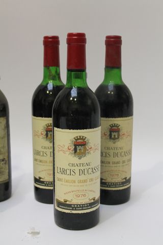 null Lot de treize bouteilles de vin rouge:

- BORDEAUX (SAINT-ÉMILION), Chateau...