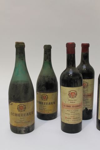 null Lot de onze bouteilles de vin rouge [états divers]:

- BORDEAUX (POMEROL), Château...