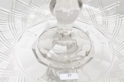 BOHEME Milieu-de-table, fin XIXe, cristal taillé, dédicacé, h. 50 cm [petits écl...