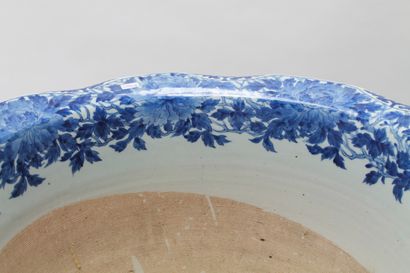 CHINE Grand cache-pot en calice à décor bleu et blanc de fleurs et d'oiseaux dans...