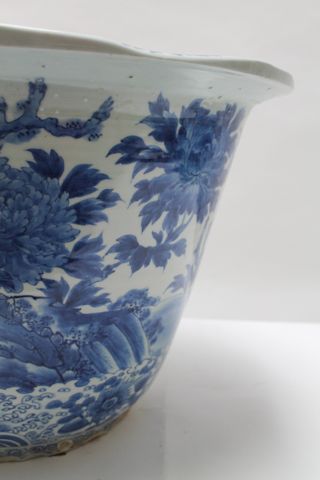 CHINE Grand cache-pot en calice à décor bleu et blanc de fleurs et d'oiseaux dans...