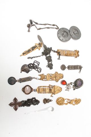 null Bel ensemble d'objets de curiosité du XIXe dont des chatelaines, sceaux, et...