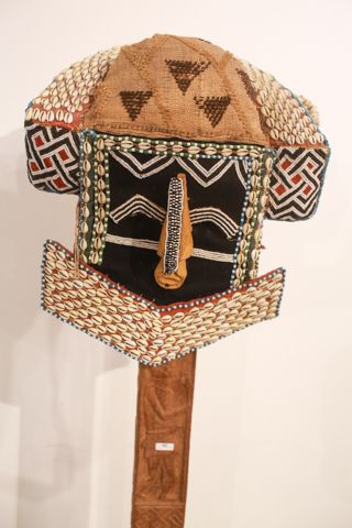 ART TRIBAL Masque, travail du Bas-Congo, XXe, toile, perles et coquillages, support...