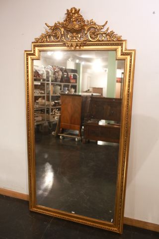 null Grand miroir à fronton de style Louis XVI, XXe, bois doré, 189x95,5 cm.