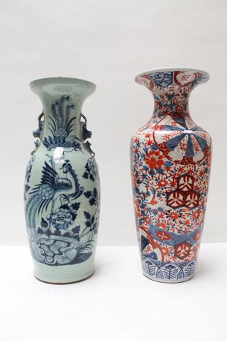 CHINE Deux grands vases, l'un ansé à décor bleu et blanc de phénix sur fond céladon,...